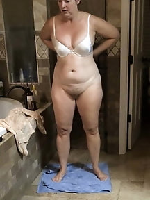 Curvy experienced mama is exposing her sexy curves on photo